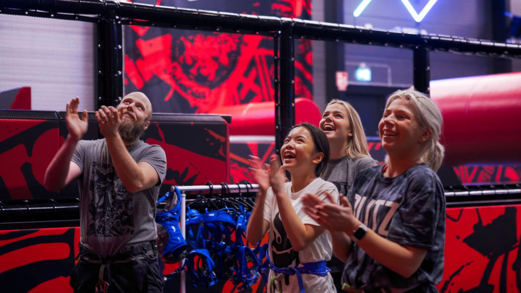 familj som hejar på varandra i JumpYard Göteborg