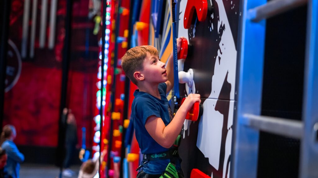 Klättra på Clip 'N Climb klätterväggar